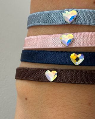 SISI náramky – malé srdce, které zachytí každý paprsek světla ✨ • Jemná gumička, třpytivý detail a barvy, které sladíš s...