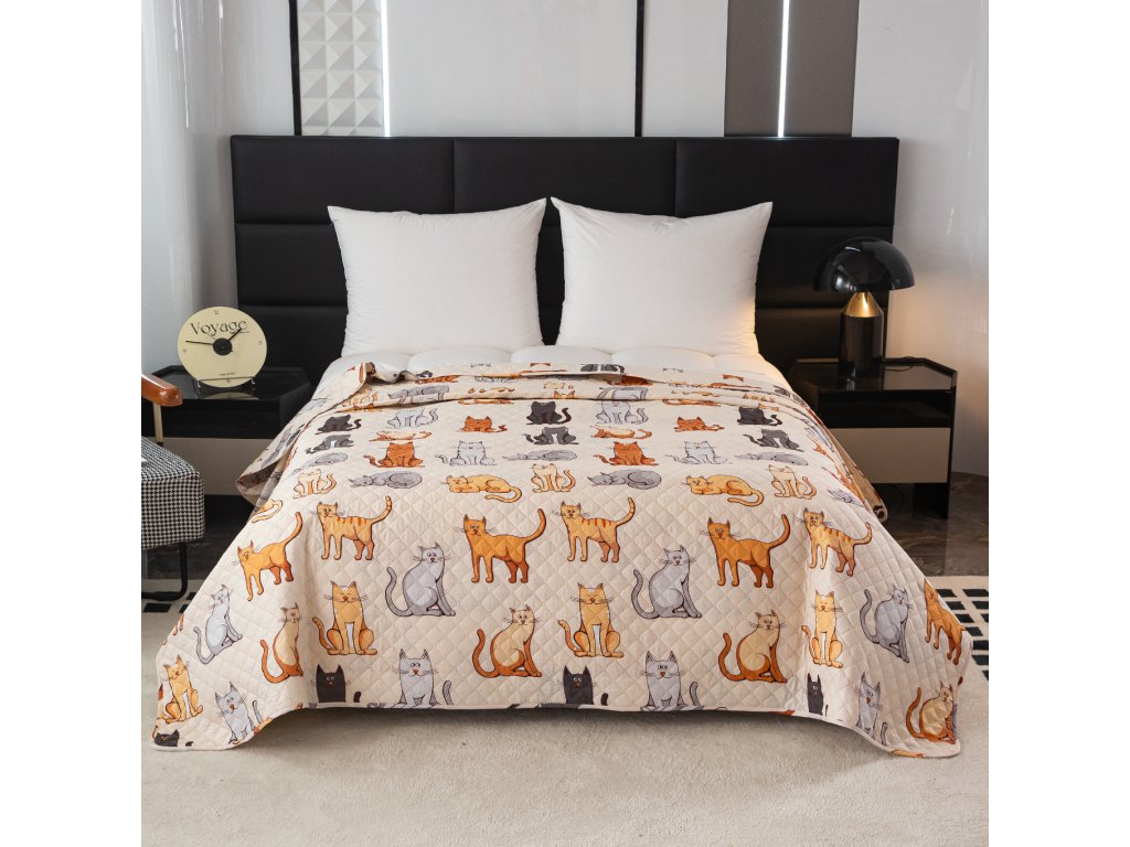 Roztomilý přehoz na postel COLORED CATS krémový s barevnými kočkami