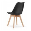 Detailní pohled na černou jídelní židli BALI MARK s přírodními bukovými nohami, část jídelního setu se stolem KAMI