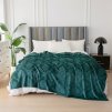 Mikroplyšová deka VELORIA s ornamenty tmavě zelená – ideální pro chladné večery