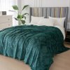 Stylová tmavě zelená mikroplyšová deka VELORIA pro váš domov