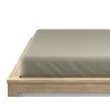 Beágyazható mikroflízelő lepedő bézs színben, finoman illeszkedve a matracra a kényelmes alvás érdekében