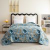 Elegantní přehoz na postel CELESTIA modrý s květinovým a motýlím vzorem