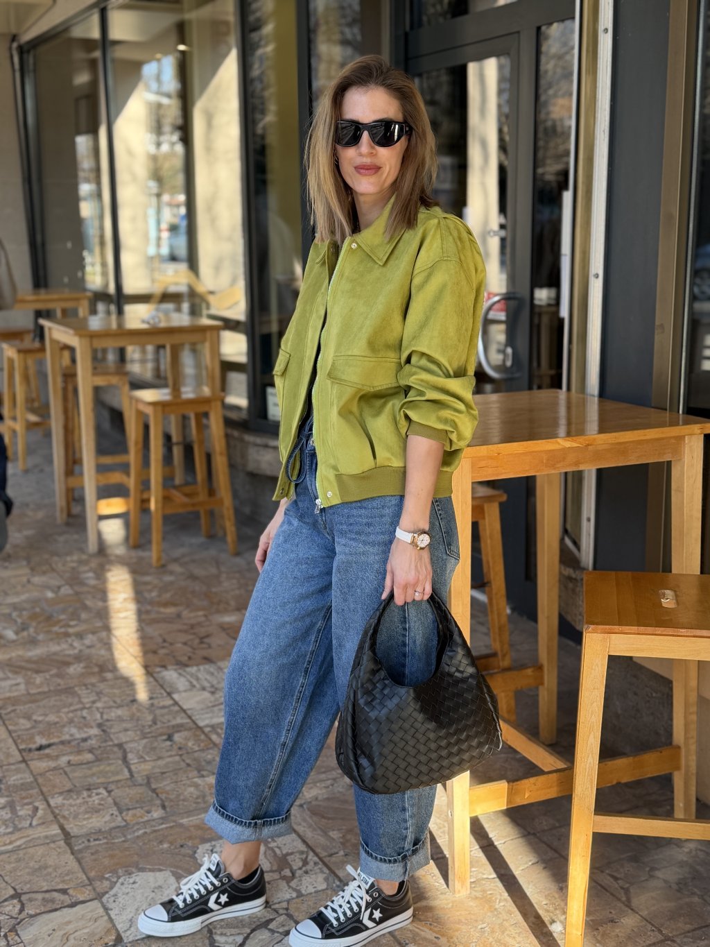 Komu pristane dámsky bomber a ako ho nosiť do mesta aj do práce