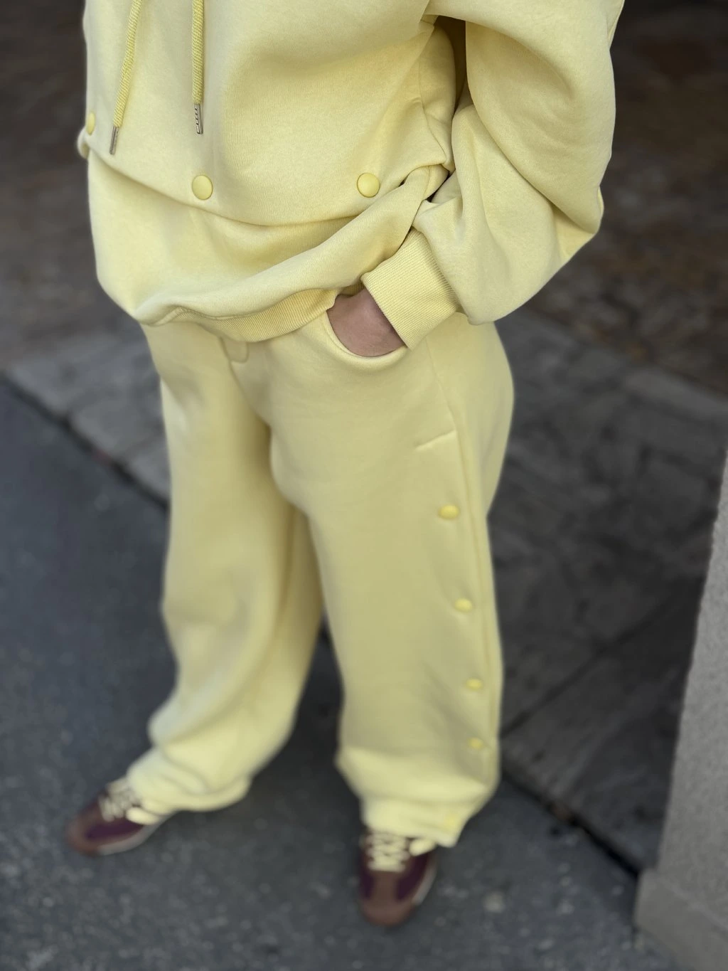 Dámske tepláky do mesta: štýlové outfity a kombinácie