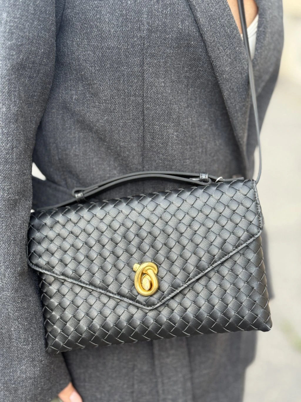 Výber crossbody kabelky podľa farby, veľkosti a materiálu