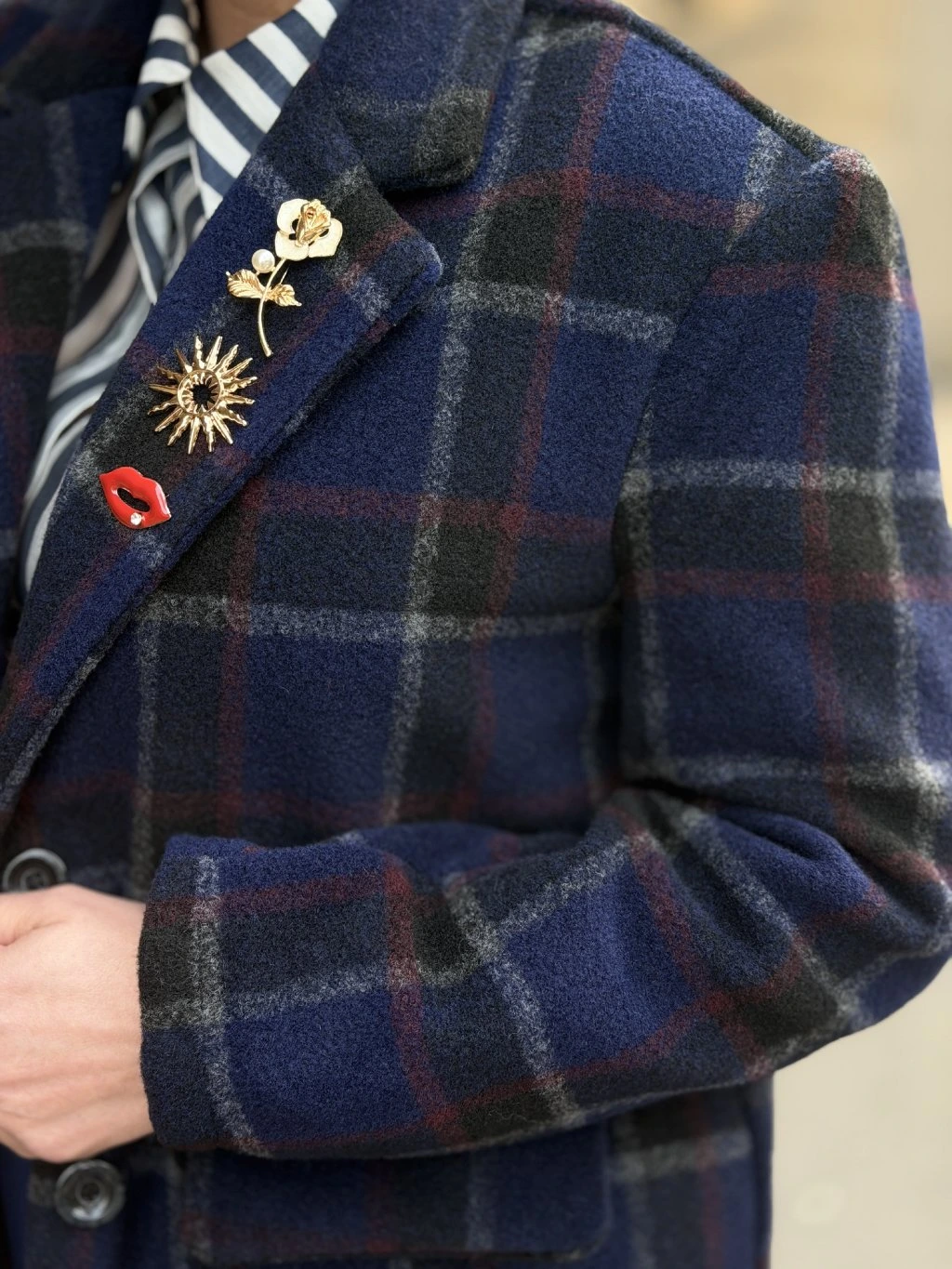 Kam pripnúť brošňu a ako ju nosiť - na šaty, kabát aj šatku