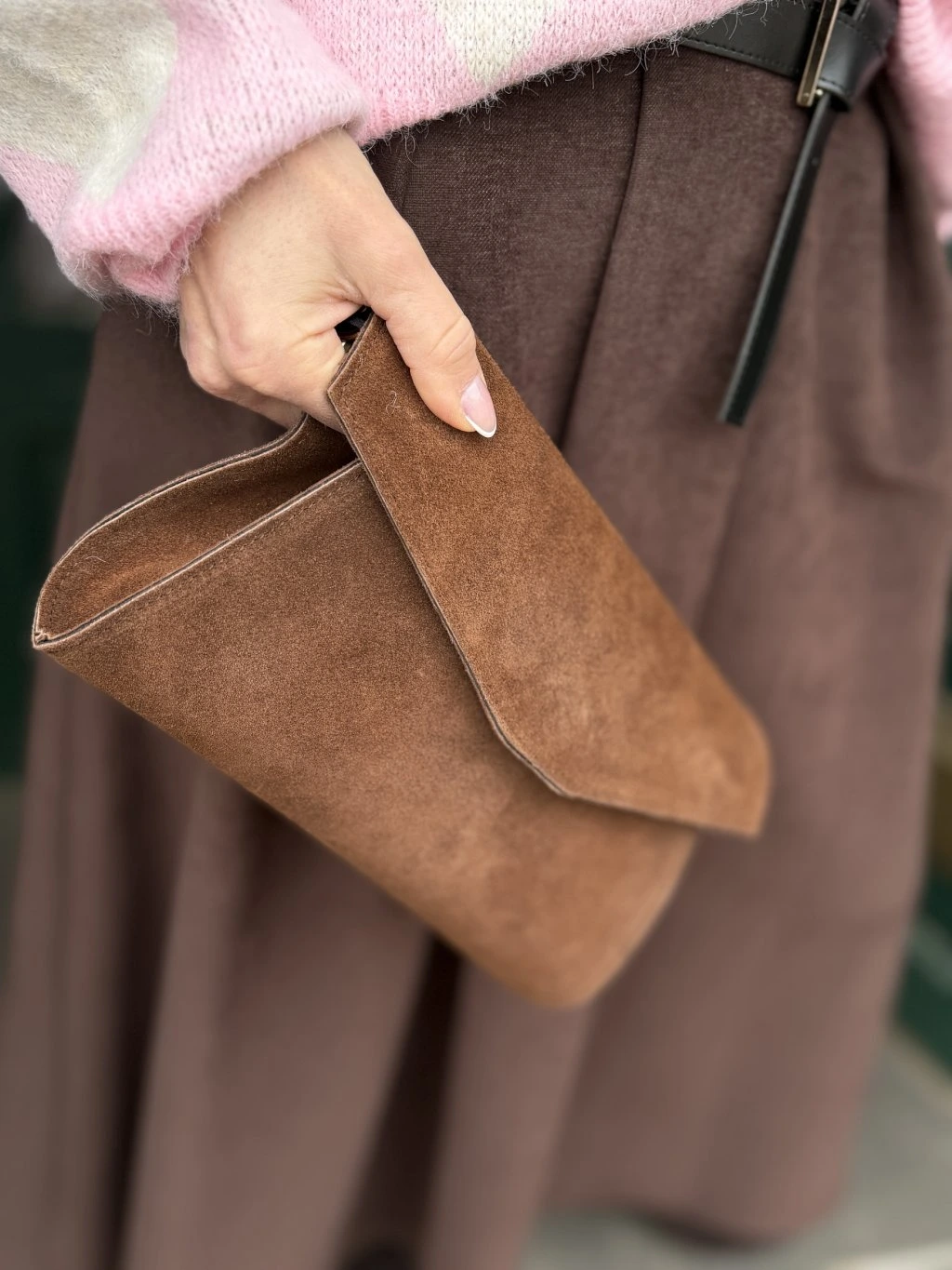 Kožená kabelka a brúsená koža – rozdiely, výhody a praktický výber