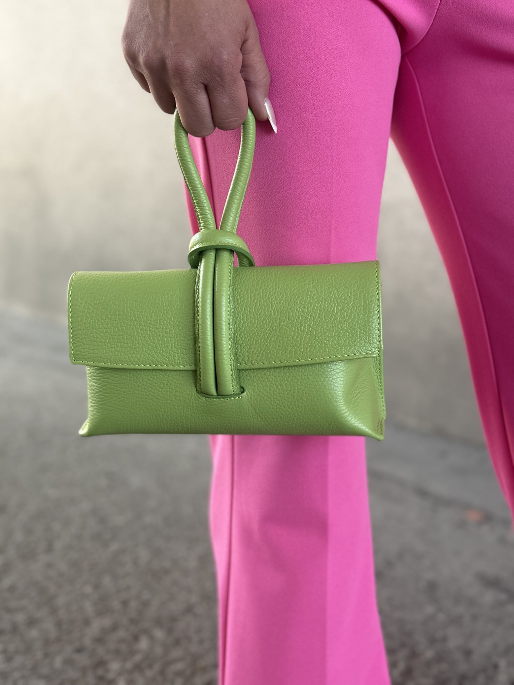 Mini kabelka – kedy je praktická a kedy ti skôr uškodí