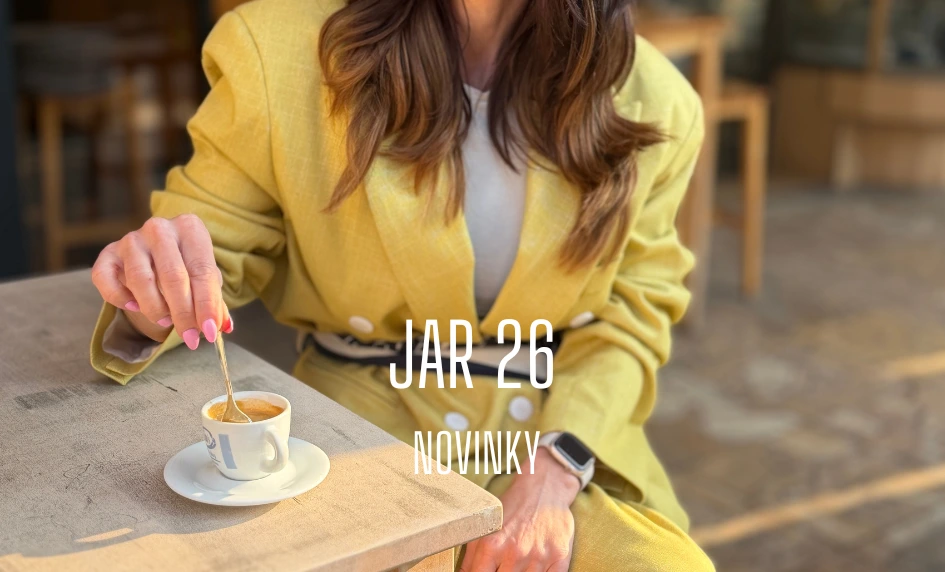 žltý dámsky nohavicový kostým so širokými nohavicami v mestskom outfite