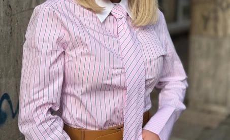 Ružová prúžkovaná dámska košeľa s kontrastným golierom a viazačkou v elegantnom štýle