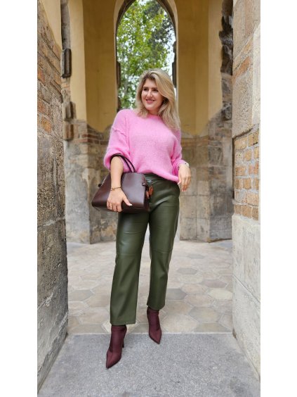 Koženkové nohavice v olivovozelenej farbe, rovný strih, elegantný jesenný outfit so svetrom a členkovými topánkami.