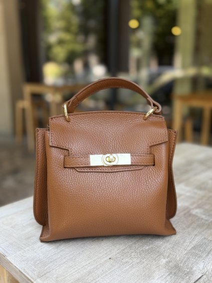 karamelová mini kabelka so zlatým zapínaním a zrnitou kožou v talianskom štýle