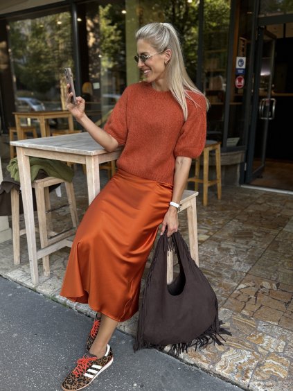 Saténová maxi sukňa Imperial v oranžovej farbe Aroncio, elegantný ženský strih s lesklým efektom a talianskym dizajnom.