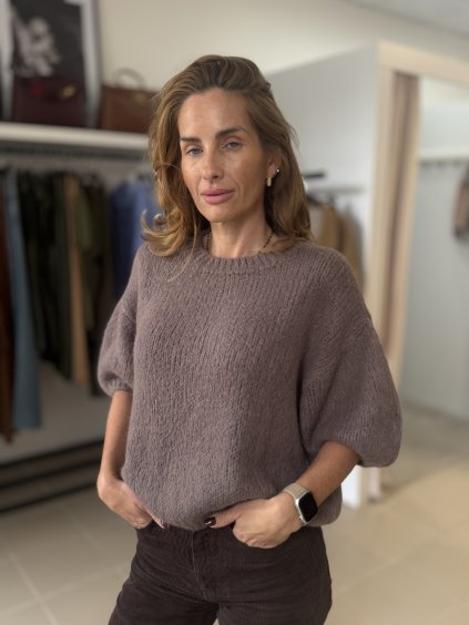 Sveter z moheru a vlny v cappuccino farbe s krátkym rukávom, jemný taliansky úplet v elegantnom štýle.