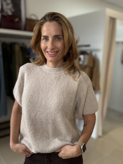 Sveter z moheru a vlny v smotanovej farbe s krátkym rukávom, jemný taliansky úplet v minimalistickom štýle.