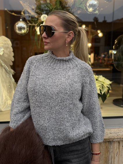 bledošedý plyšový sveter s mäkkou textúrou a voľnými rukávmi v talianskom štýle