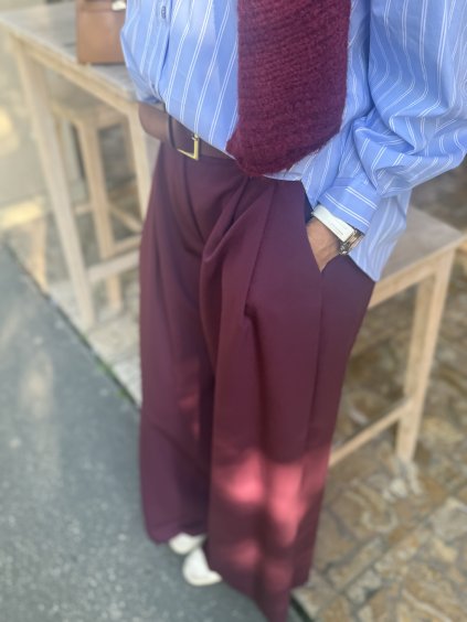 Široké burgundy nohavice Imperial s vysokým pásom a padavým strihom, elegantný taliansky look pre ženy.
