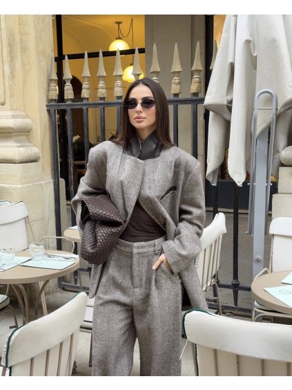 Hnedé sako s prúžkovaným vzorom rybej kosti Marrone, kontrastný koženkový golier, taliansky elegantný dizajn.