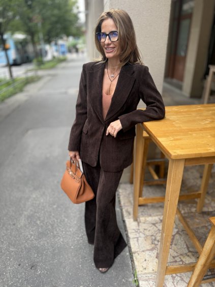 Dámske hnedé menčestrové nohavice s vysokým pásom a rozšíreným strihom, taliansky elegantný štýl.