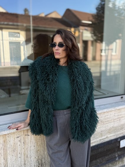 Zelená kožušinová vesta s bohatou textúrou, moderný oversize strih.