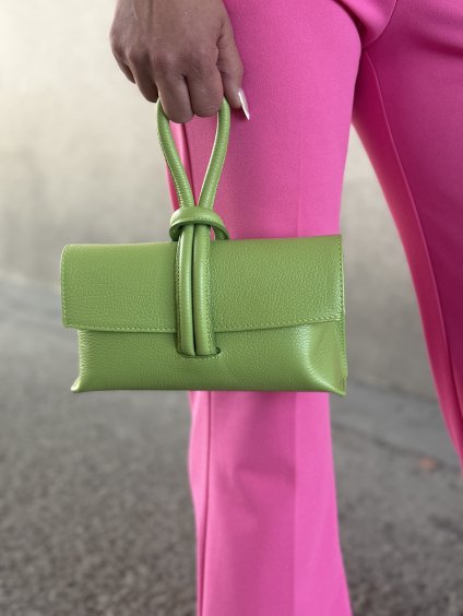 Zelená mini kabelka z mäkkej kože, výrazný farebný akcent v modernom outfite.