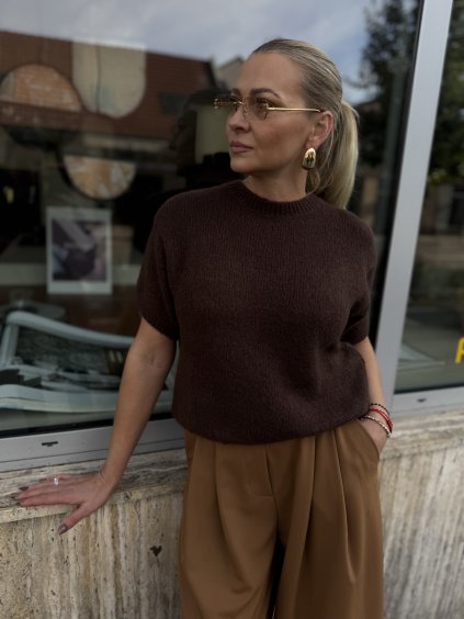 Hnedý sveter z alpaky s krátkym rukávom, jemný úplet v talianskom štýle.