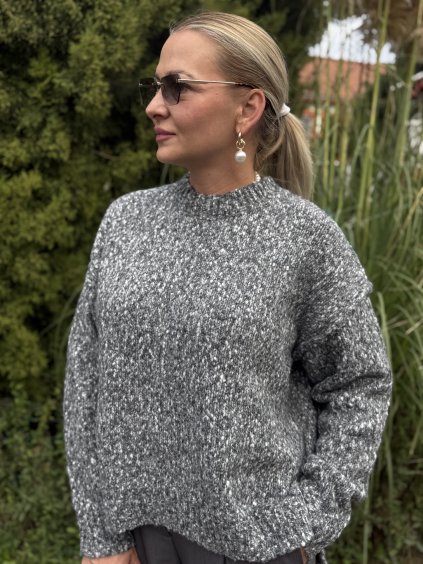 Sivý melírovaný sveter s uvoľneným strihom, mäkký úplet v talianskom štýle.