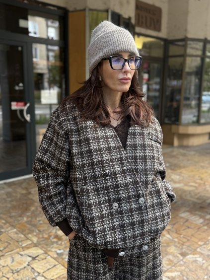 Kabátová károvaná bomber bunda Marrone v hnedej farbe, elegantný jesenný outfit.