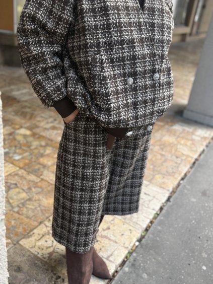 Hnedé kárované bermudy Marrone s elegantným voľným strihom a gombíkmi, jesenný outfit.