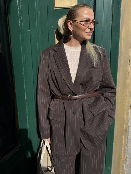 Tmavohnedé prúžkované nohavice s rovným strihom, elegantný outfit pre jesenné obdobie.