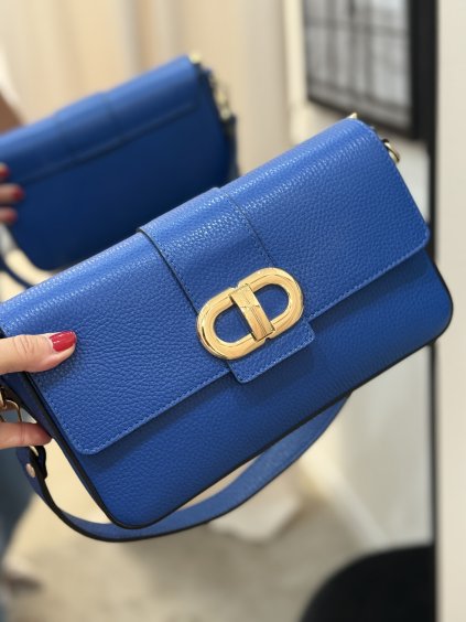 Modrá kožená kabelka so zlatou sponou, elegantný doplnok s výraznou farbou.