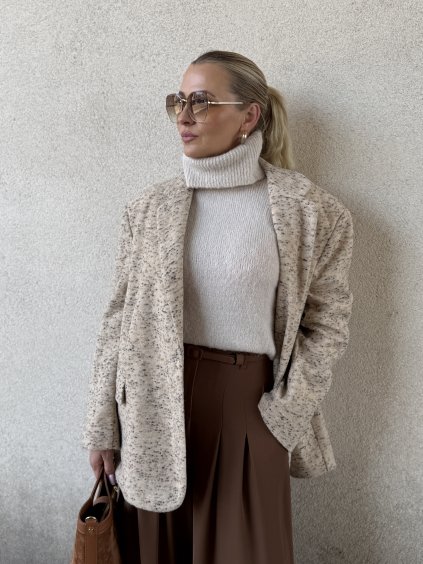 Hrubý rolák z alpaky v béžovošedom odtieni, elegantný zimný outfit pre ženy.