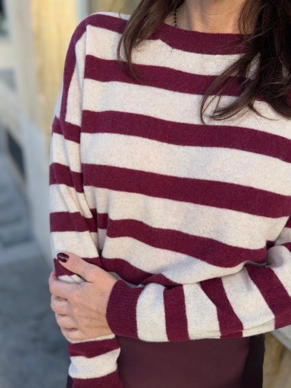Pásikavý sveter z merino vlny v burgundy a krémových tónoch, mäkký taliansky materiál.