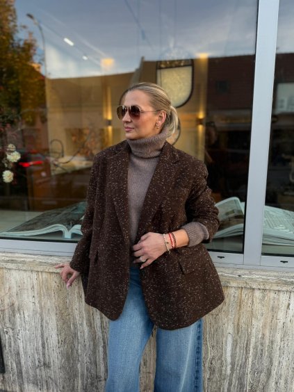 Hnedé oversize sako s melírovaným vzorom, elegantný taliansky štýl.