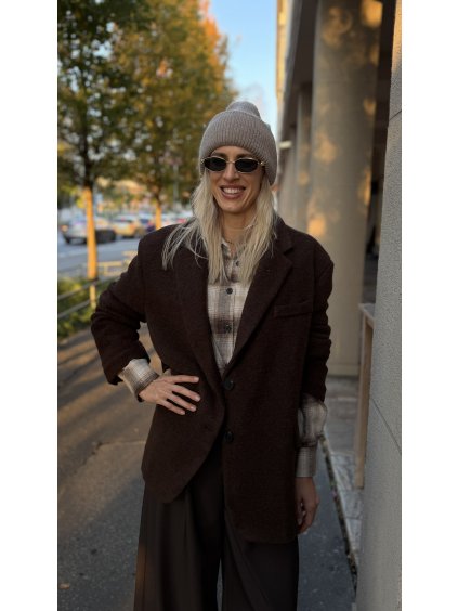 Hnedé vlnené oversize sako na jesenný outfit.