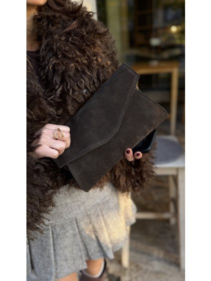 Tmavohnedá kabelka z brúsenej kože v tvare listovej kabelky, elegantný doplnok.