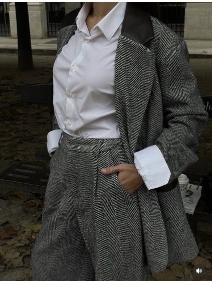 Čierno-sivé oversize sako s pruhovaným vzorom rybej kosti.