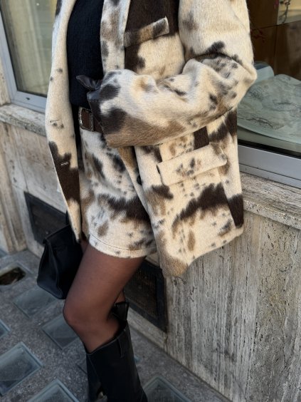 Béžová cow print mini sukňa s hrejivou textúrou, originálny taliansky štýl.