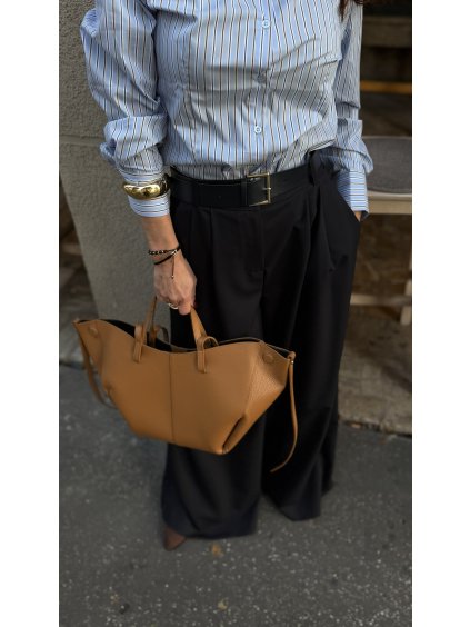 Camel midi kabelka so zrnitou textúrou, elegantný každodenný doplnok.