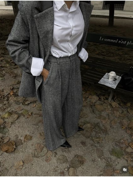 Čierne široké nohavice s jemným pruhovaným vzorom v elegantnom štýle.