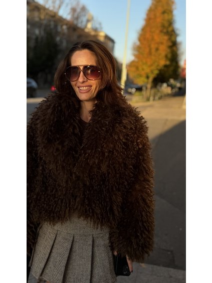 Krátky kožuch v čokoládovej hnedej so shearling textúrou pre luxusný zimný look.