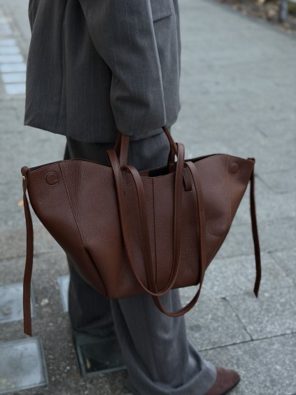 Hnedá marrone elegantná kabelka so štruktúrovaným povrchom.