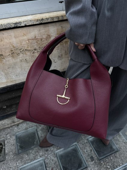 burgundy kabelka so zlatým detailom a zrnitou kožou v luxusnom talianskom štýle