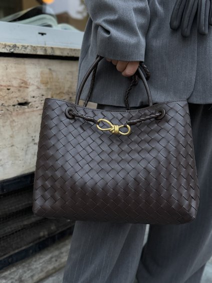 tmavohnedá prepletaná kabelka so zlatým uzlom a pevnými uchami v talianskom štýle