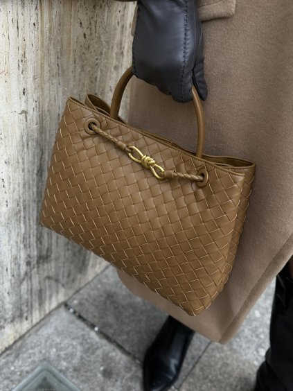 hnedá prepletaná kabelka so zlatým uzlom a pevnými uchami v talianskom štýle