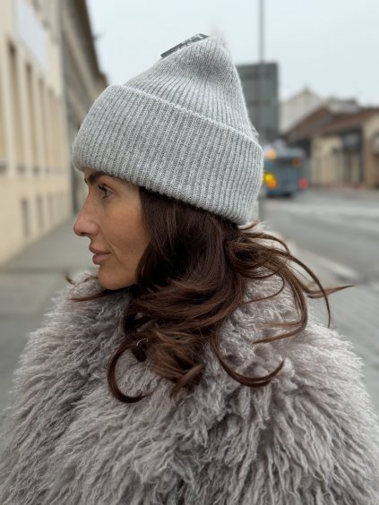 bledošedá dámska čiapka basic jemný úplet zimný doplnok