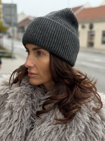 tmavošedá dámska čiapka basic zimný minimalistický doplnok