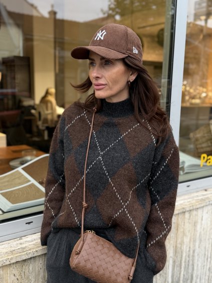 Šedo-hnedý argyle sveter s vlnou a jemným nadčasovým vzorom.