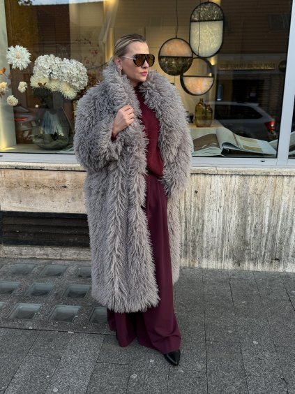 Bledošedý dlhý kožuch s nadýchanou textúrou a luxusným objemom.